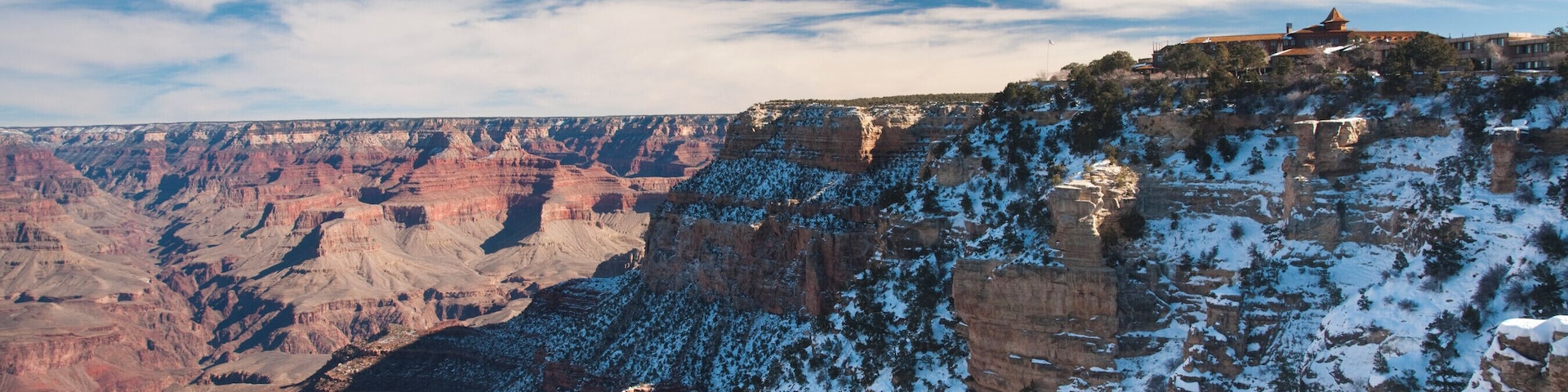 USA, Arizona, Grand Canyon National Park, Grand Canyon Village, South Canyon Rim and El Tovar Hotel