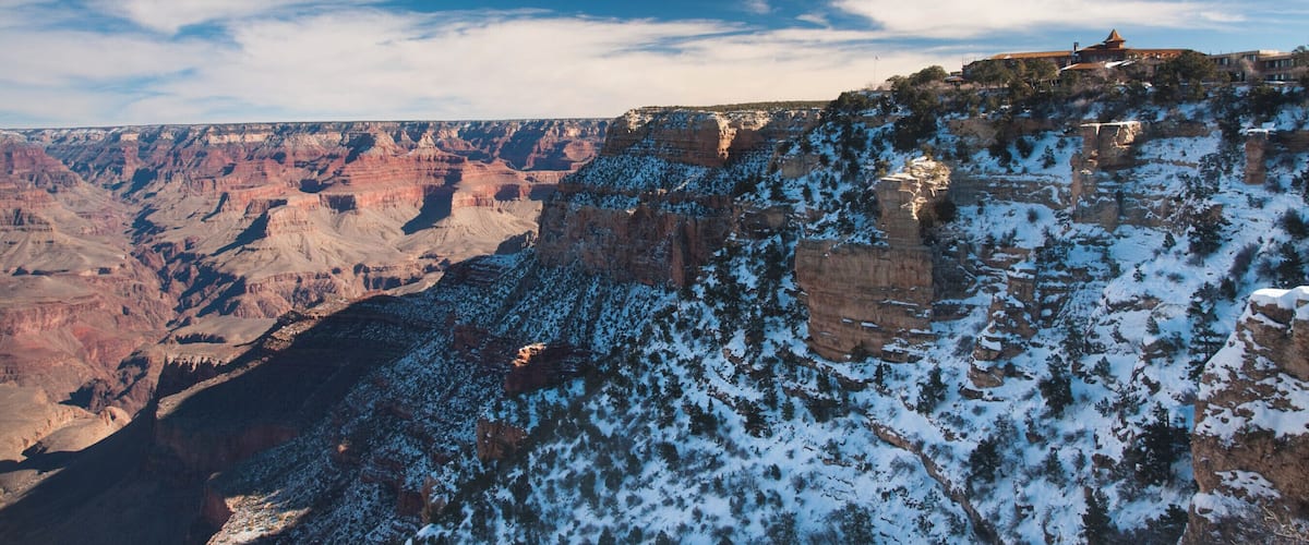 USA, Arizona, Grand Canyon National Park, Grand Canyon Village, South Canyon Rim and El Tovar Hotel