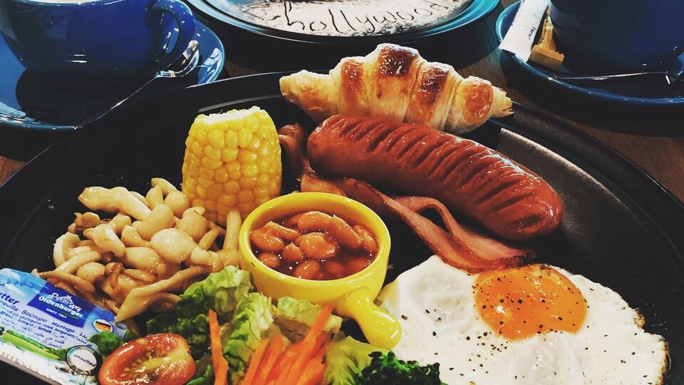 One of the nicer cafes around this area. There's another 3 more cafes worth checking out around this place. Enjoyed the big breakfast and coffee.