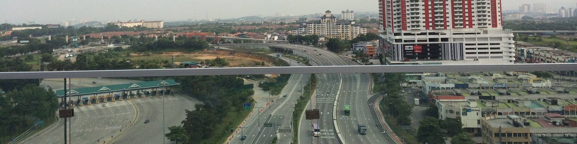 A multi-lane highway with a large building in the background.