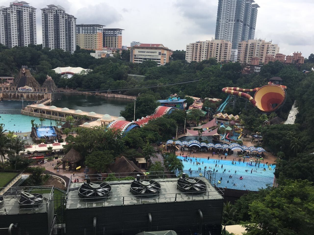 Sunway Lagoon is a theme park in the city. There are few categories, mainly water & dry park, pet zoom & extreme park. Suitable for kids & adults. Next door is Sunway Pyramid Shopping Mall. 