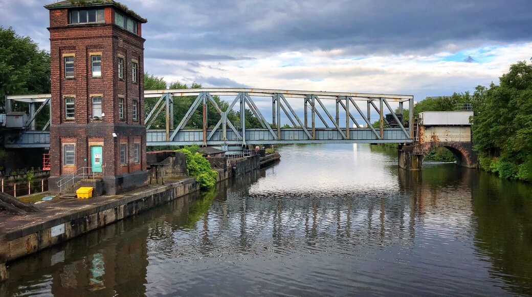 Cool bridge
and it retracts, and its water on it, a passage for the barges
Really cool