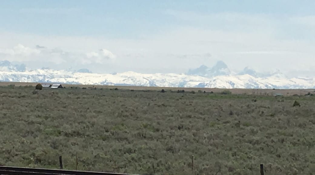 View of the Tetons in Wyoming from Idaho. It's as close as we'll as the south entrance to Yellowstone is currently closed.
#Idaho #Tetons
(May 2017)