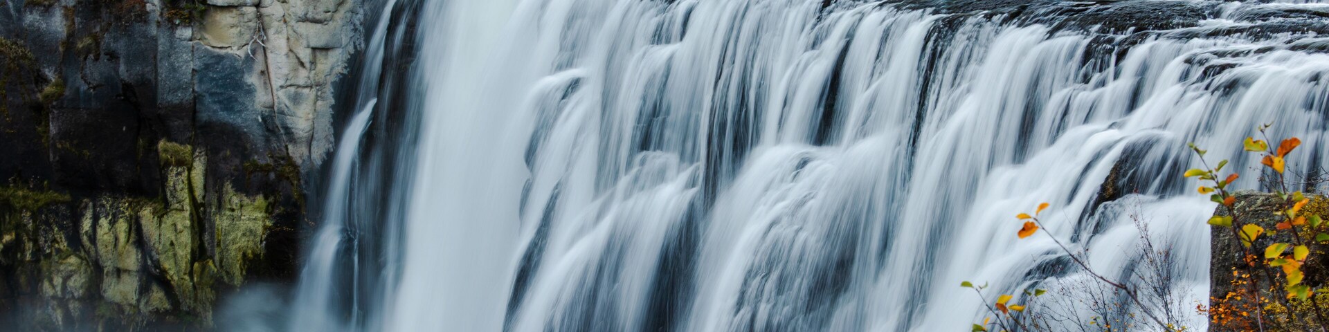 Una cascada que se precipita sobre un risco rocoso.