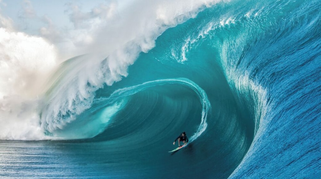 Code Red - The largest swells surfed at Teahupo'o garner this name and Keala Kennelly made history riding this one. With a perfect execution she went down as the first woman to win the Pure Scot Barrel of the Year Award at the XXL Big #Wave Awards. Honored to have captured the moment. If you happen to be in Tahiti during a major Surfing event it is worth the trip to Teahupo'o on the North Western corner of the Island.
#lifeatexpediagroup #Surf #extremeadventure #nature #surfing #localsecret #adventure #sports