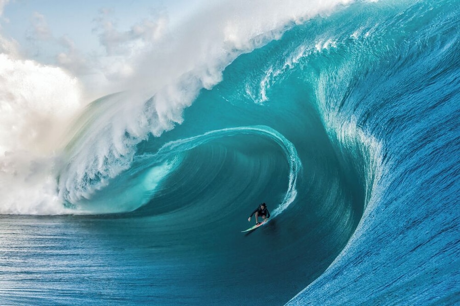 Un surfista montando una ola grande en el océano.