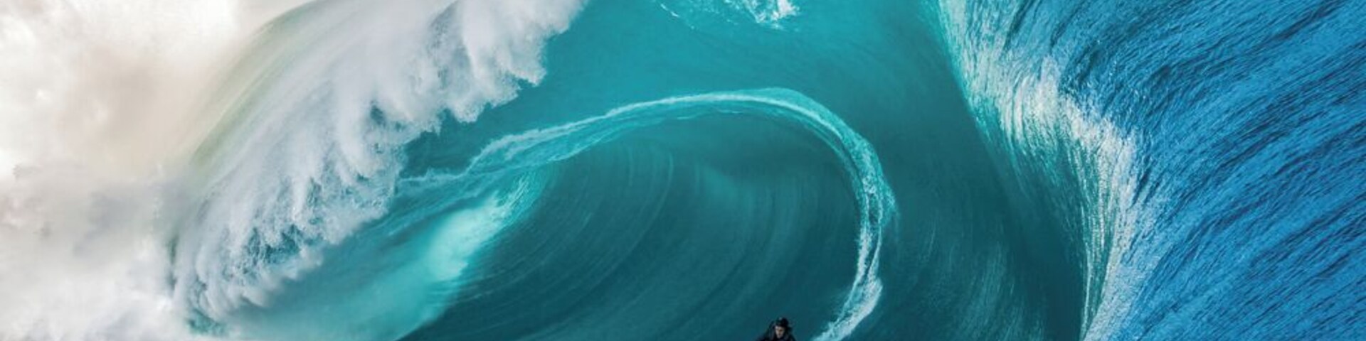 Code Red - The largest swells surfed at Teahupo'o garner this name and Keala Kennelly made history riding this one. With a perfect execution she went down as the first woman to win the Pure Scot Barrel of the Year Award at the XXL Big #Wave Awards. Honored to have captured the moment. If you happen to be in Tahiti during a major Surfing event it is worth the trip to Teahupo'o on the North Western corner of the Island.
#lifeatexpediagroup #Surf #extremeadventure #nature #surfing #localsecret #adventure #sports