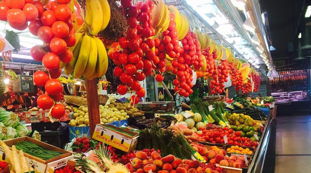 Great #market with lots of healthy options. On the weekends this place is packed. A very nice friendly Spanish neighbourhood. Also the line 5 metro stop 'Collbanc' is right out the front.