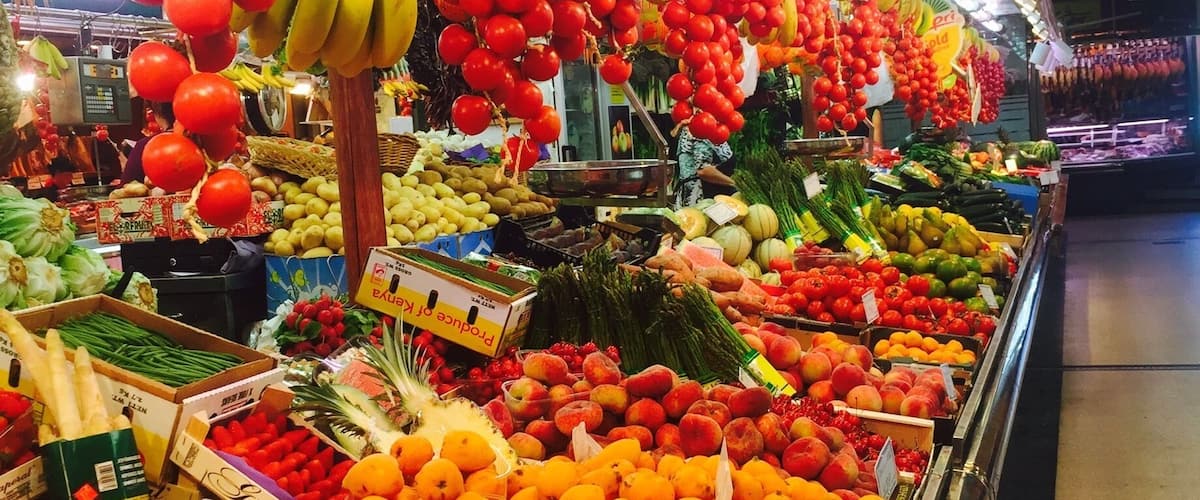 Great #market with lots of healthy options. On the weekends this place is packed. A very nice friendly Spanish neighbourhood. Also the line 5 metro stop 'Collbanc' is right out the front.