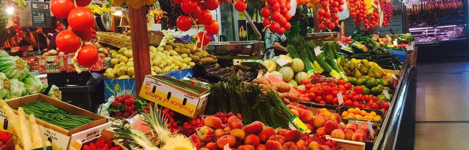 Great #market with lots of healthy options. On the weekends this place is packed. A very nice friendly Spanish neighbourhood. Also the line 5 metro stop 'Collbanc' is right out the front.