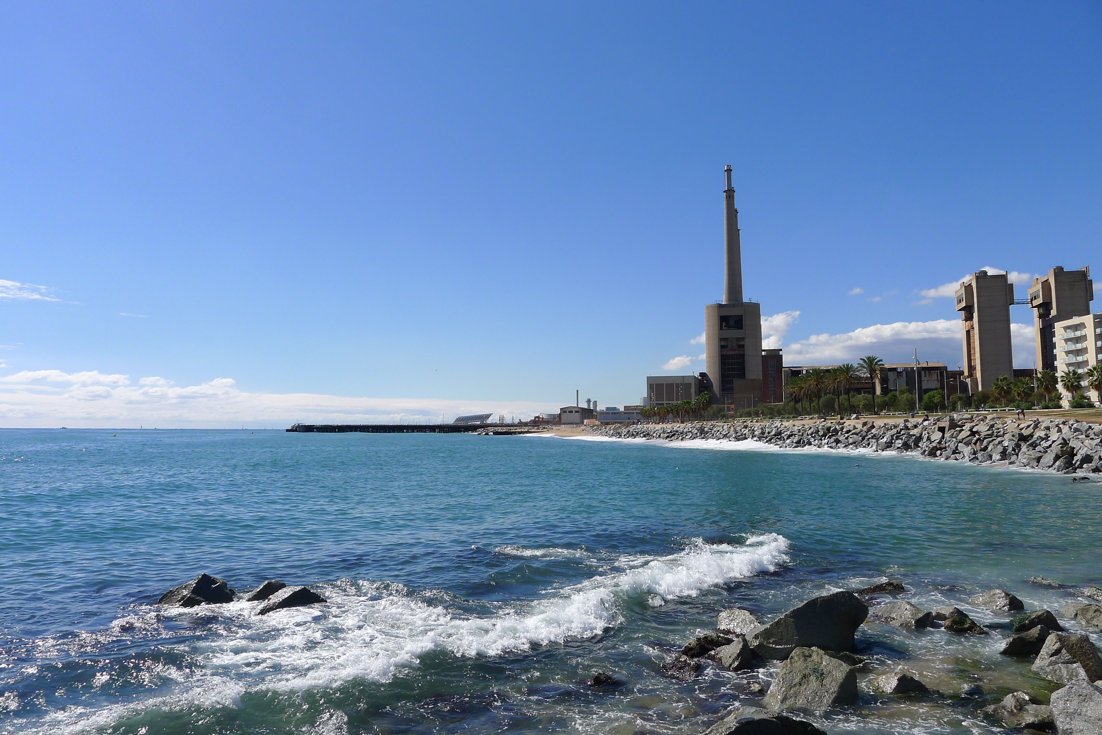 Sant Adrià de Besòs - visto desde el puerto de Badalona