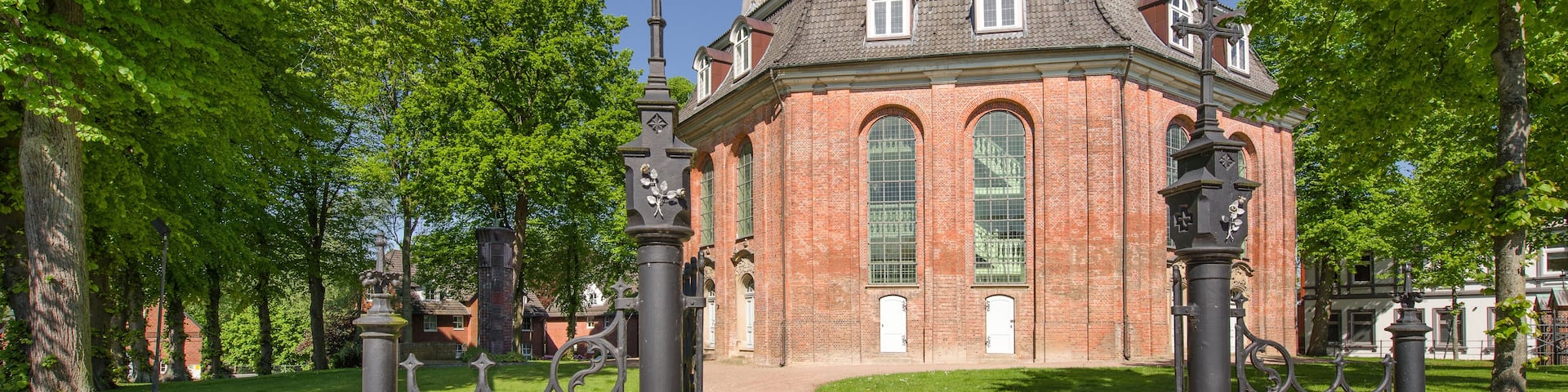 Kirche Rellingen sonnig entzerrt