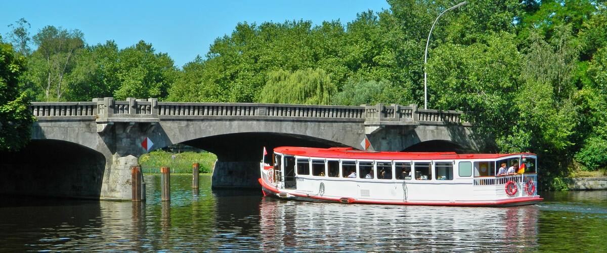 Das Alsterschiff Sielbek auf dem Langen Zug vor der Langenzugbrücke. Auf dem Langen Zug verläuft die Grenze zwischen Hamburg-Uhlenhorst und Hamburg-Winterhude.