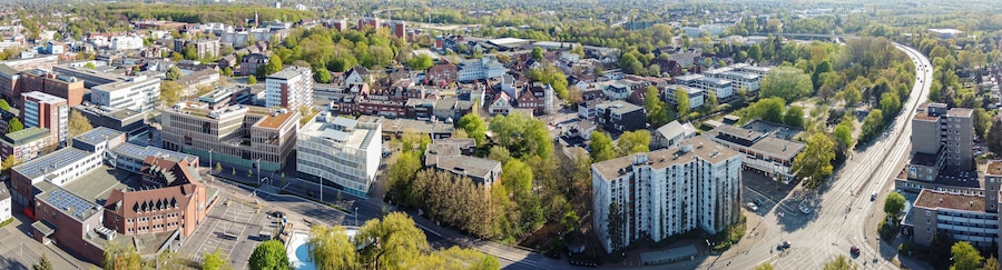 Panorama Luftaufnahme der Kreisstadt Pinneberg in Schleswig-Holstein