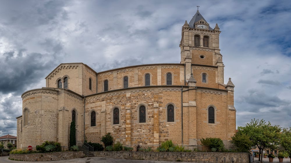 Une église historique en pierre, dotée d’un clocher et de fenêtres en arc.