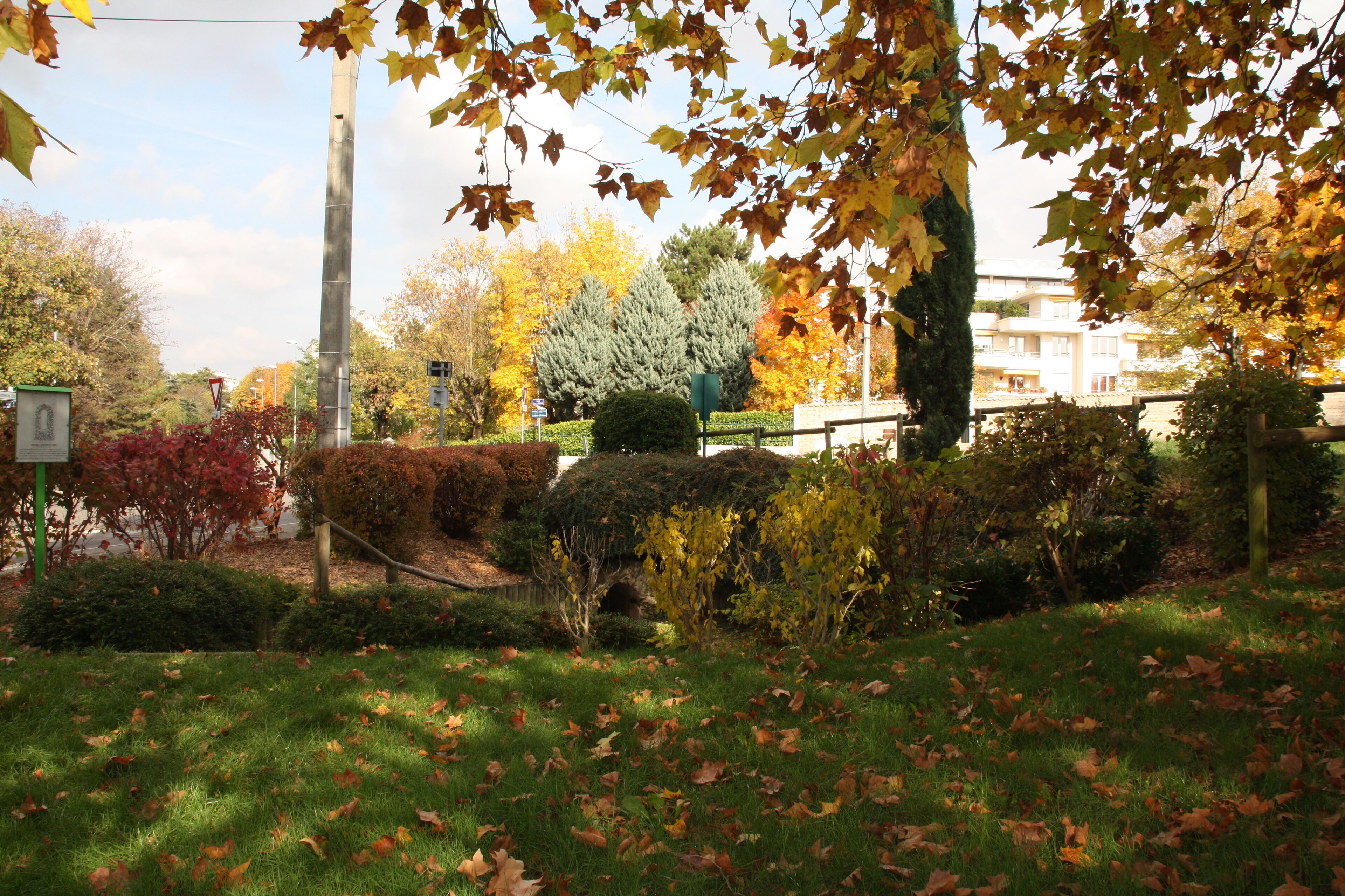 L'Aqueduc du Gier dans le Parc Chavril de Sainte-Foy-lès-Lyon.