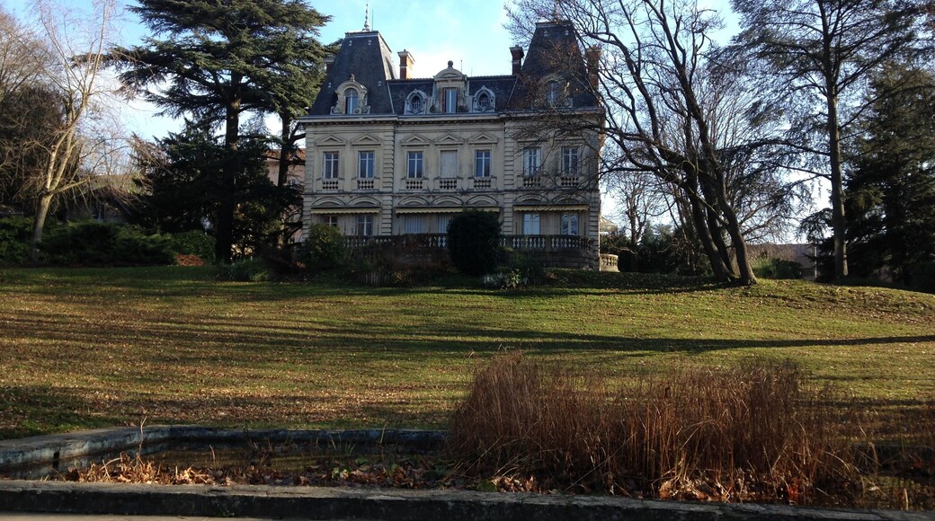 Hôtel de Ville de Sainte Foy-lès-Lyon, vu depuis son parc en automne.