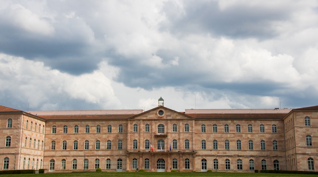 La Maison des Frères des Écoles chrétiennes est un monument historique situé à Caluire-et-Cuire, dans le département du Rhône, en France. Il abrite aujourd'hui l'hôtel de ville de Caluire-et-Cuire.
