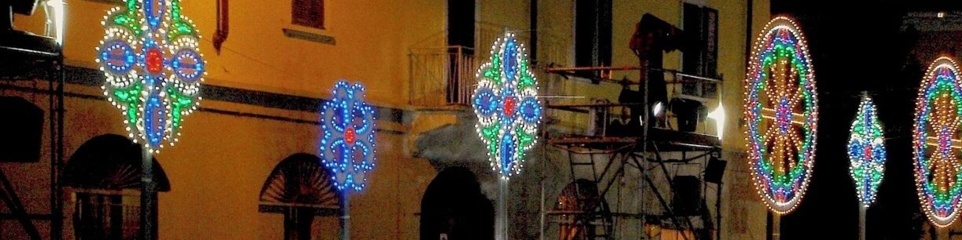 #TroverDetour It was serendipitous that I get to watch a Fashion show that was set up on the same moment I was visiting The Navigli District of Milan. What’s interesting about this is that ,the catwalk where the model was walking is floating entirely on the river that divides the two promenade walkways. As shown on the photo, you can see the hordes of onlookers trying to get a peek of the fashion show, like me trying to get a snapshot.