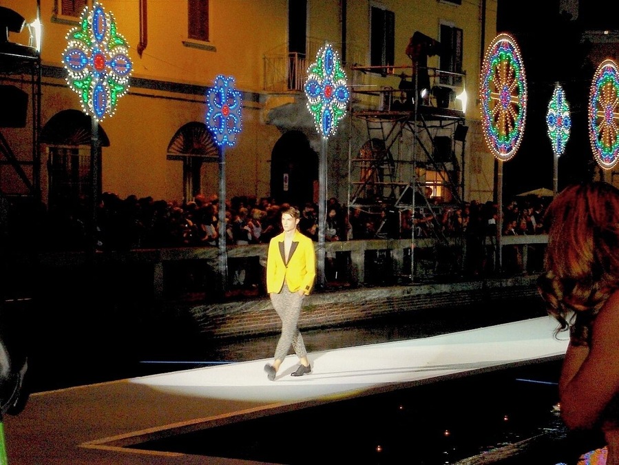 #TroverDetour It was serendipitous that I get to watch a Fashion show that was set up on the same moment I was visiting The Navigli District of Milan. What’s interesting about this is that ,the catwalk where the model was walking is floating entirely on the river that divides the two promenade walkways. As shown on the photo, you can see the hordes of onlookers trying to get a peek of the fashion show, like me trying to get a snapshot.