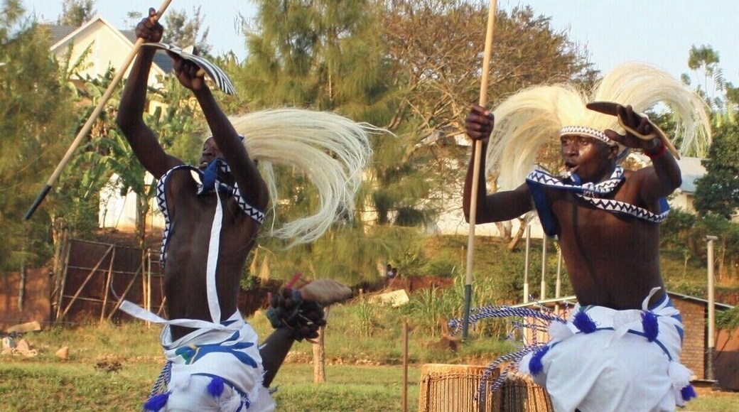 #TroveOn The boys at Les Enfants de Dieu performing a traditional Intore Dance. If you have the privilege to visit Rwanda, we highly recommend attending a dance ceremony. We were lucky enough to be volunteering at the center and were treated to many performances by the boys. Intore dance troupe performances can be found throughout Rwanda and at most public ceremonies.
#Rwanda #Intore #Dance #Kigali
