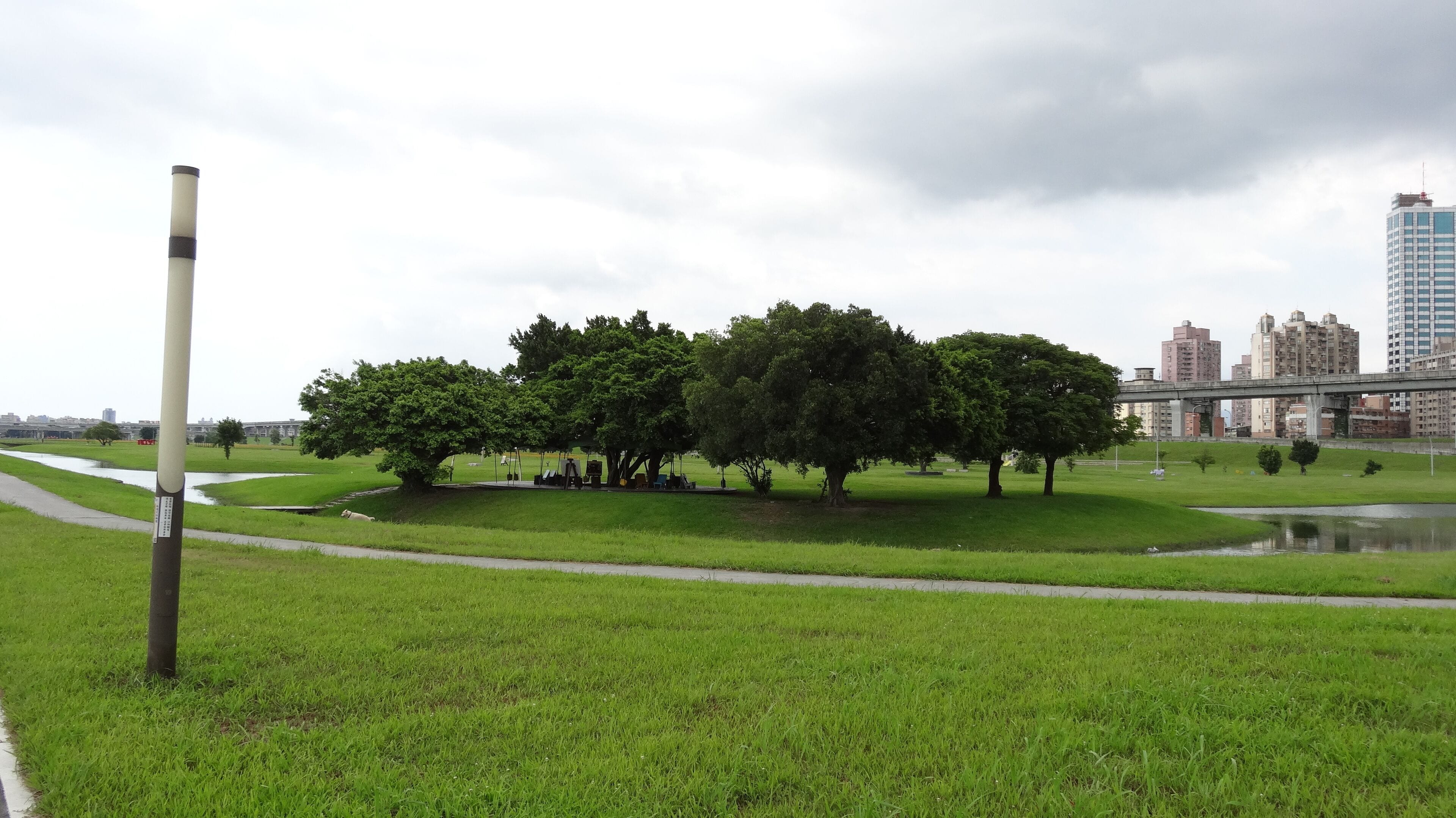 大臺北都會公園內。二重疏洪道自行車道。