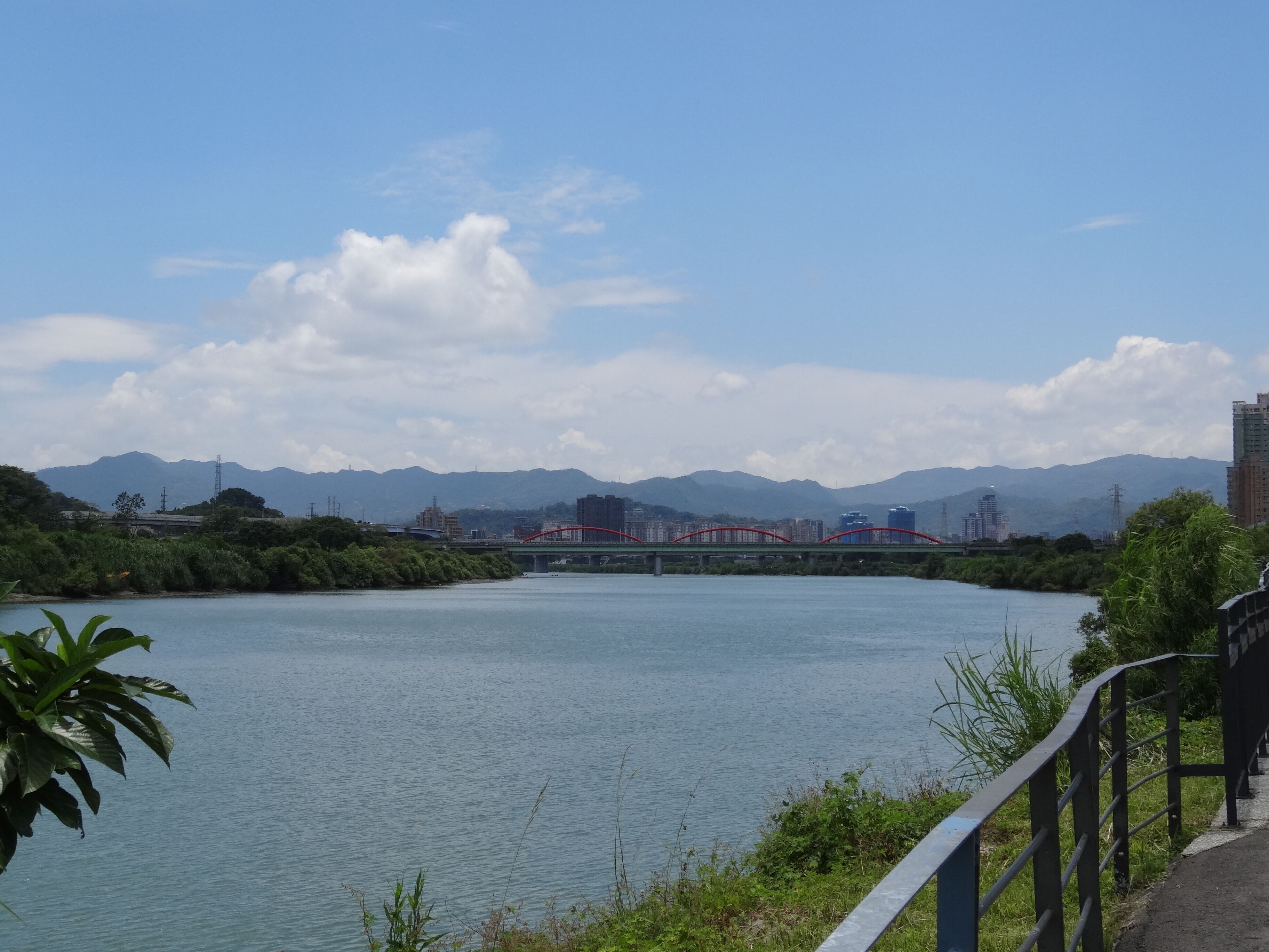 永福橋，新店溪左岸河濱自行車道。