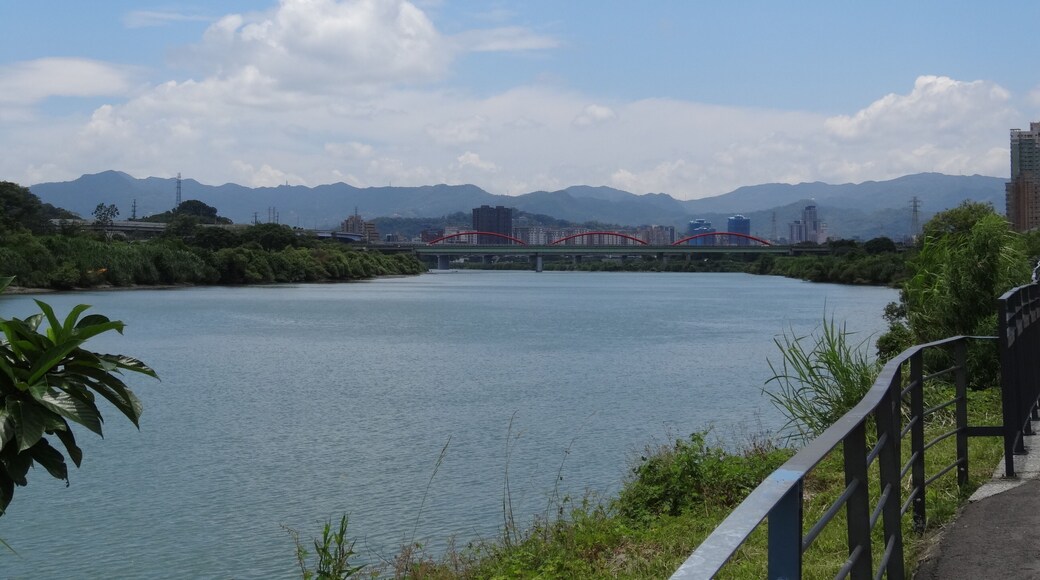 永福橋,新店溪左岸河濱自行車道。