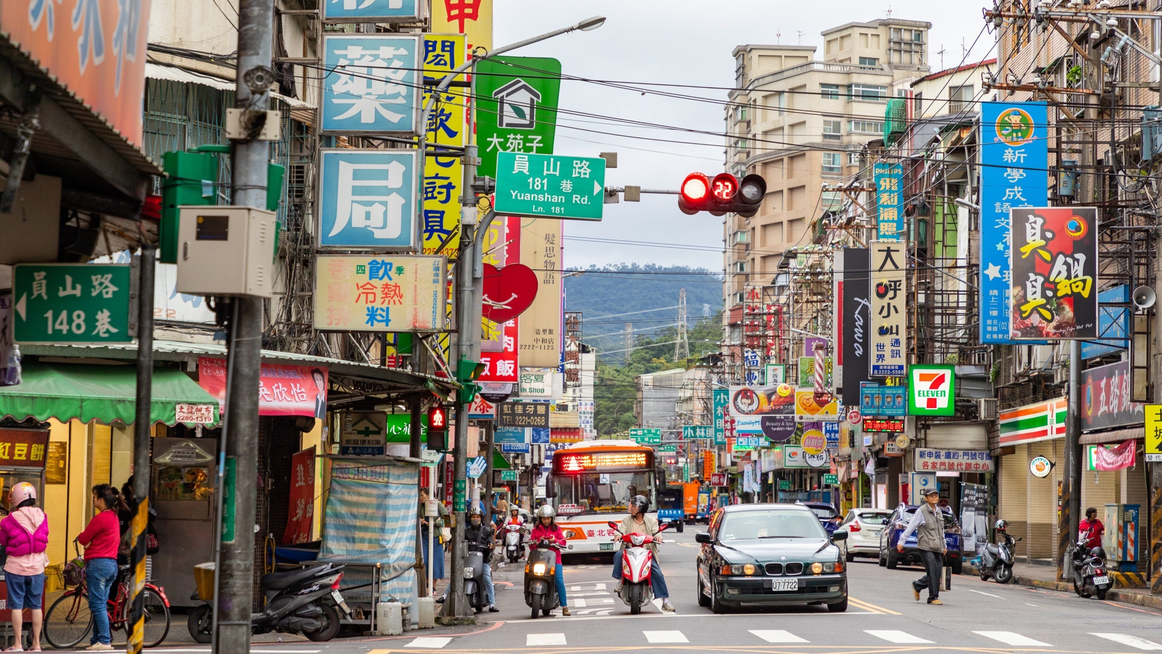 Banqiao showing street scenes