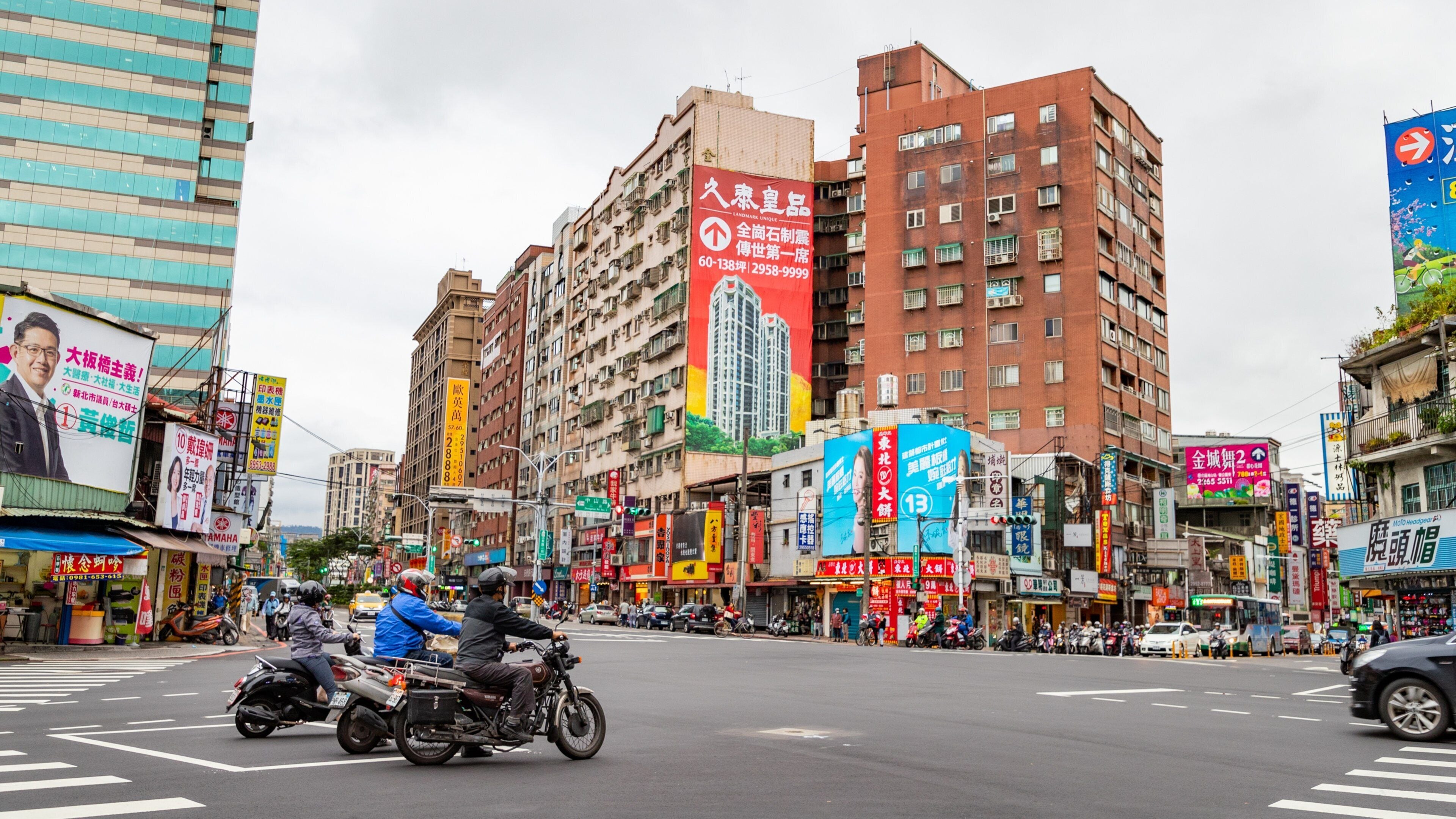 Banqiao featuring street scenes and motorbike riding