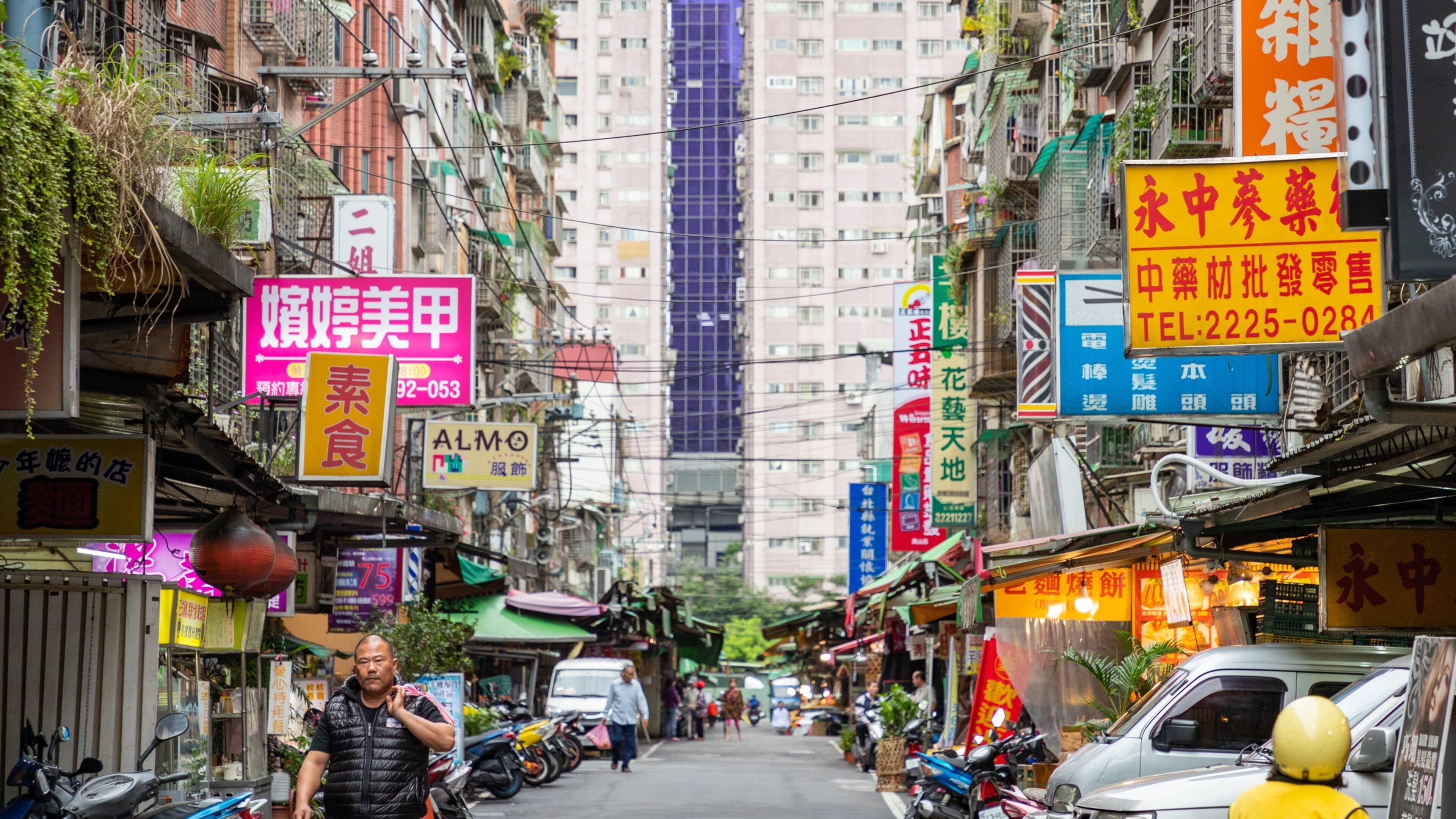 Banqiao which includes street scenes and a city