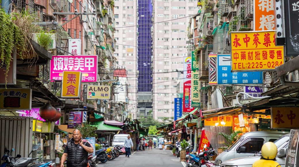 Banqiao which includes street scenes and a city