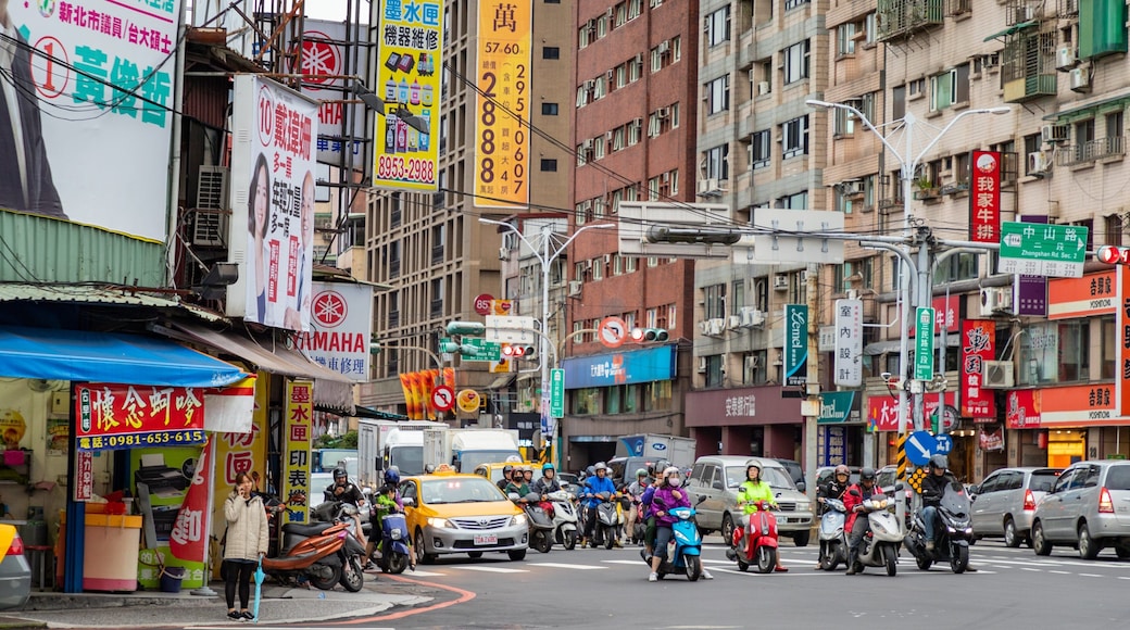 Banqiao showing street scenes and motorcycle riding