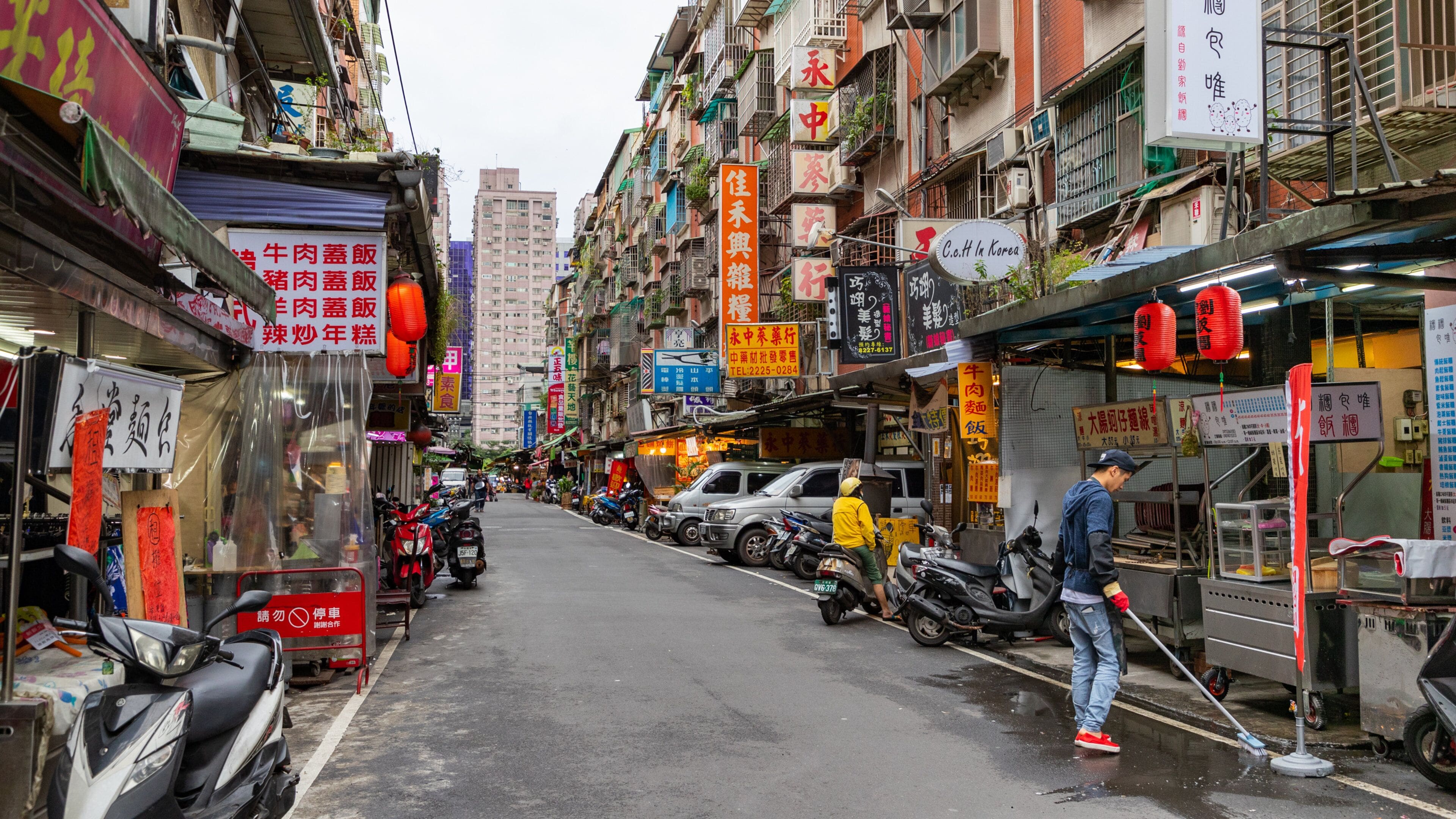 Banqiao which includes street scenes