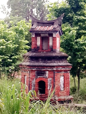石頭營聖蹟亭位於屏東縣枋寮鄉的玉泉村。依據現有研究,此聖蹟亭應該是1877年(光緒三年)左右,在開山撫番政策下,為教導原住民兒童學漢語、習漢字而設置的「番社學」的附屬建物,可能就是「大餉營社學」的遺物,目前已經被政府指定縣定古蹟。