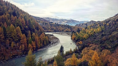 This is the time of the season when Queenstown, New Zealand is the most colourful. The best way to enjoy the changing colours of the leaves is by driving through the picturesque landscape or by boat down the Shotover River.
Queenstown truly belongs to the most beautiful places in New Zealand!
#autumncolours #LifeatExpedia #loveNZ