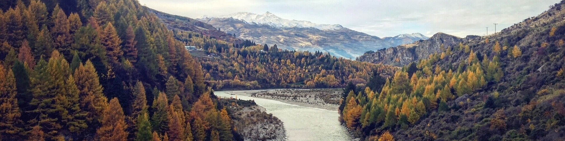 This is the time of the season when Queenstown, New Zealand is the most colourful. The best way to enjoy the changing colours of the leaves is by driving through the picturesque landscape or by boat down the Shotover River.
Queenstown truly belongs to the most beautiful places in New Zealand!
#autumncolours #LifeatExpedia #loveNZ