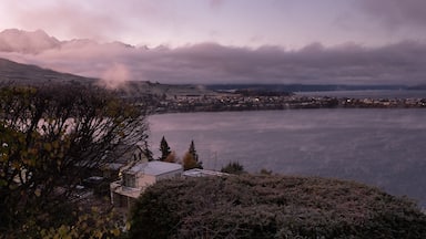 Sunrise over Lake Wakatipu in Queenstown, New Zealand