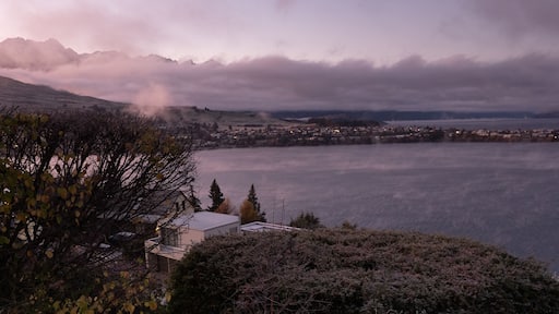 Sunrise over Lake Wakatipu in Queenstown, New Zealand