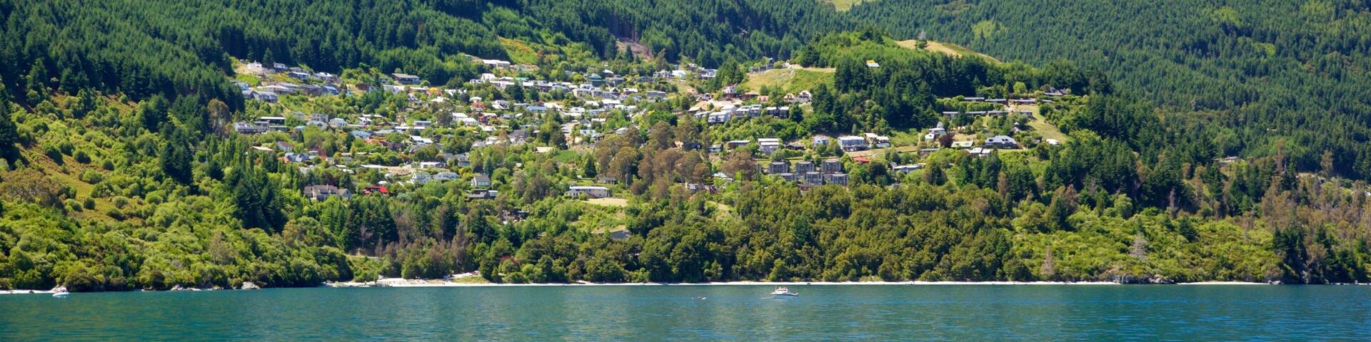 Sunshine Bay showing forest scenes, mountains and a small town or village
