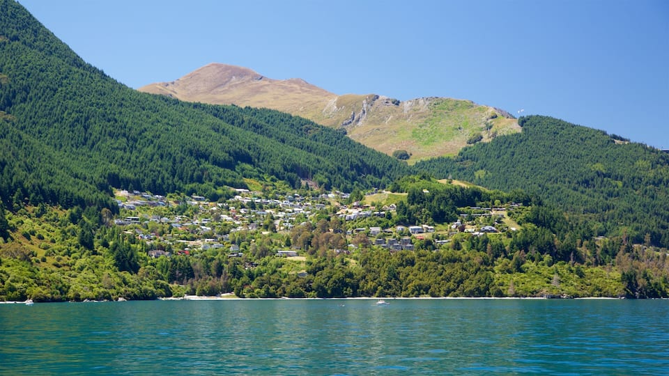 Sunshine Bay showing forest scenes, mountains and a small town or village