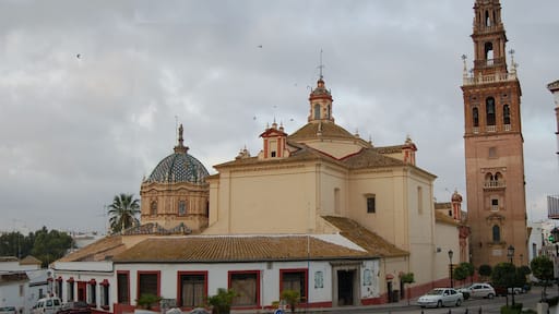 Torre e Iglesia de San Pedro.