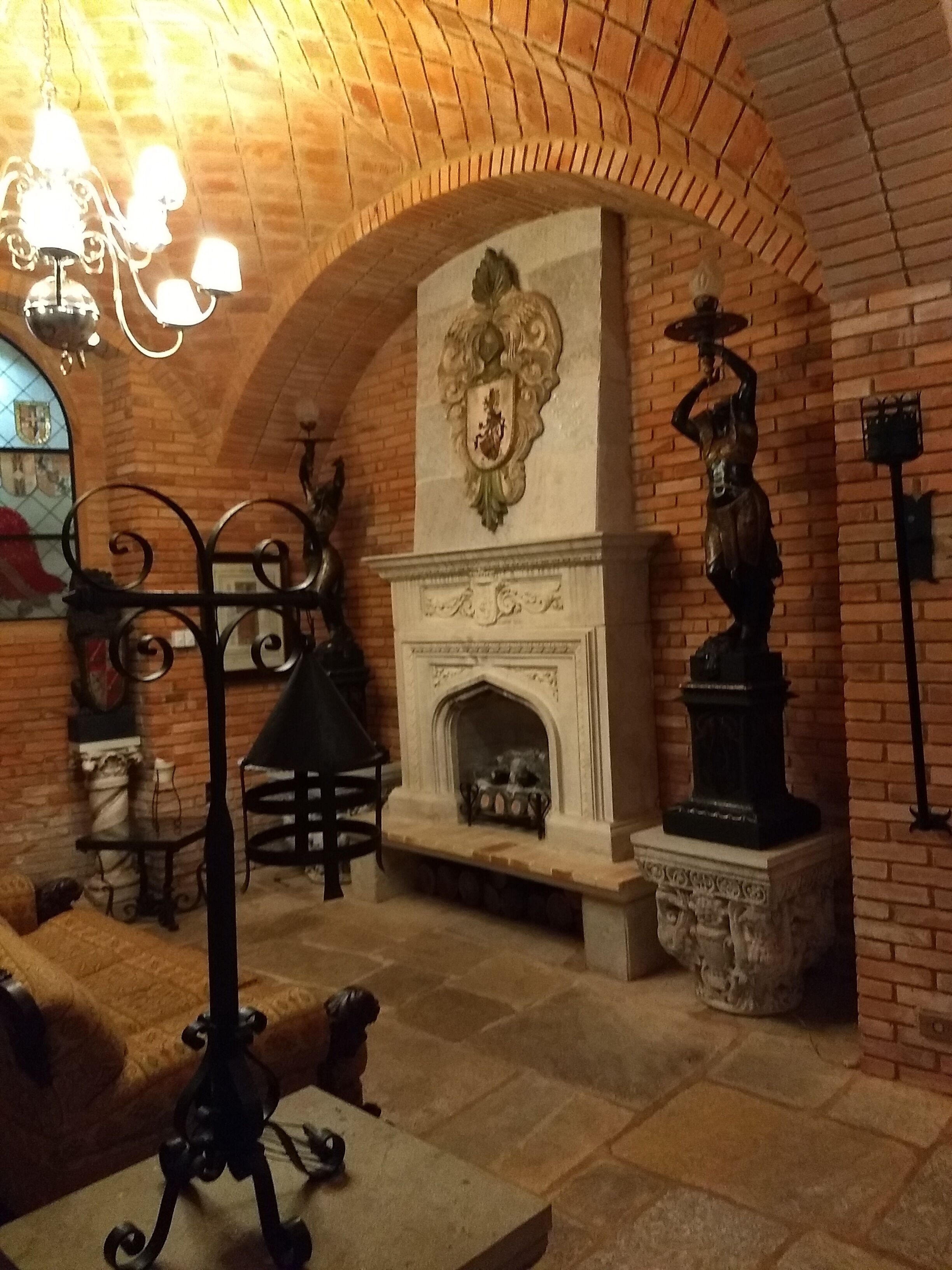 Dentro da adega, esse ambiente é usado para um evento anual dedicado aos amantes do Harry Potter e uma escola de magia. 