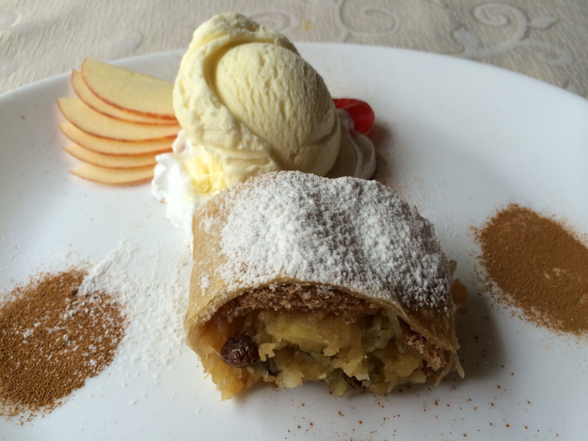 #Tortademaçã #apfelstrudel #GoodEats

Excelente Torta de Maçã comida no Restaurante Bade Baden em Campos do Jordão.