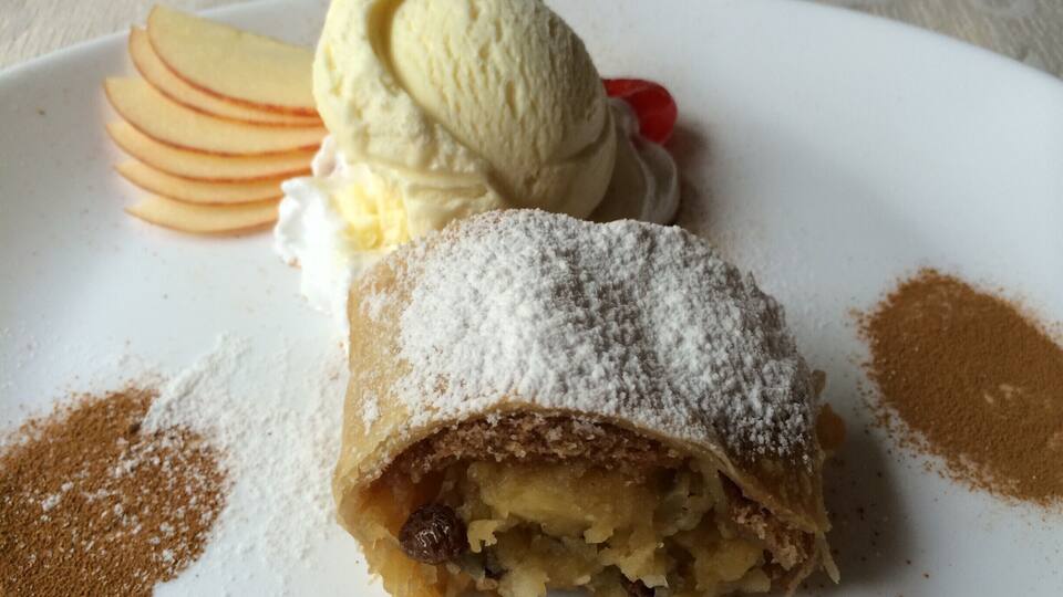 #Tortademaçã #apfelstrudel #GoodEats
Excelente Torta de Maçã comida no Restaurante Bade Baden em Campos do Jordão.