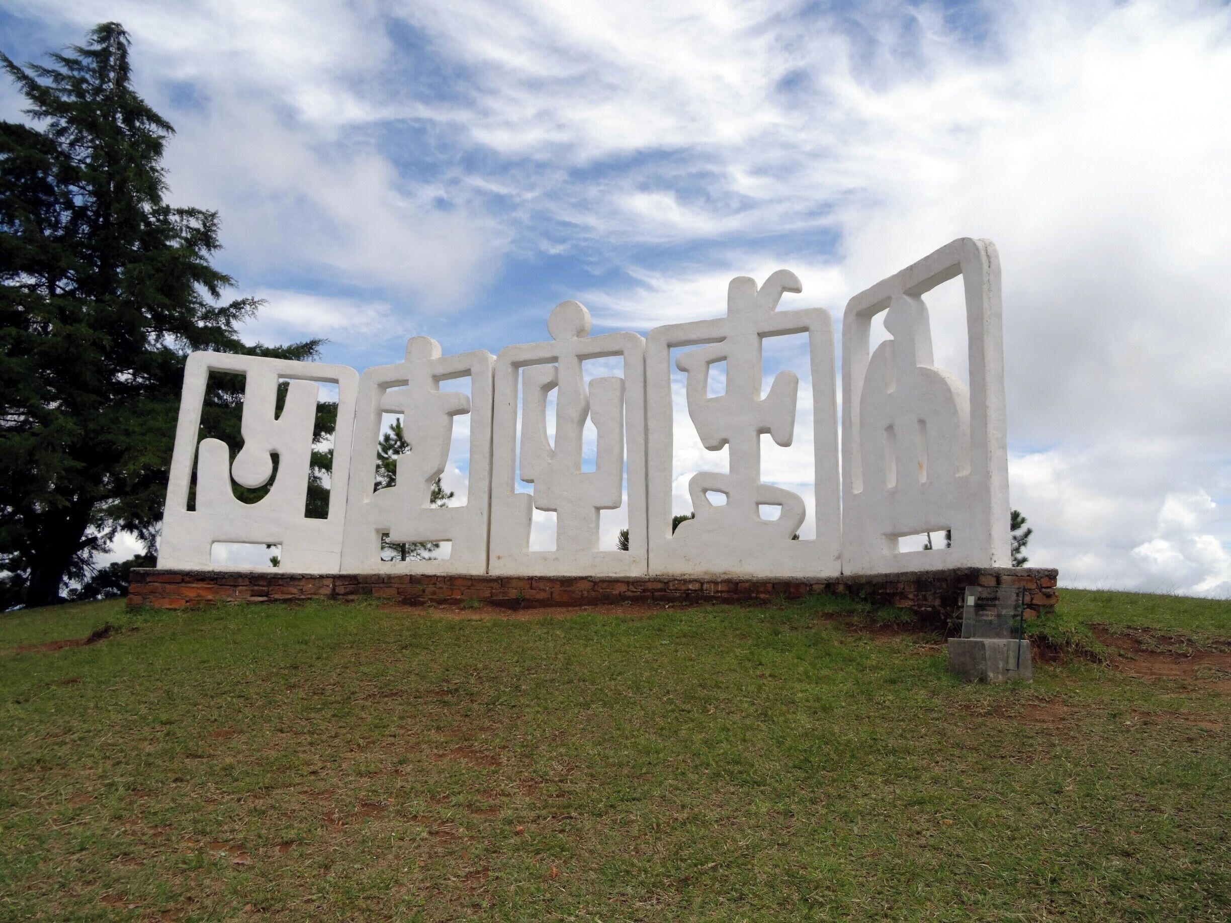 #Museum #FeliciaLeirner #CamposdoJordao #SaoPaulo #culture

Horizonte, 1982
Museu a céu aberto com mais de 80 obras da artista plástica Felícia Leirner. As obras estão divididas em 5 fases sendo cerca de metade esculturas em bronze e a outra metade esculturas em cimento branco. Lugar muito tranquilo e com um visual de tirar o fôlego. Perto da escultura Horizonte tem um mirante de onde se avista a Pedra do Baú. De quebra, dentro do espaço tem o Auditório Claudio Santoro onde acontece anualmente o festival de música de inverno.

Horizonte, 1982
Open-air museum with more than 80 works by the plastic artist Felicia Leirner. The works are divided into 5 phases being about half bronze sculptures and the other half white cement sculptures. Very quiet place with a breathtaking look. Near the sculpture Horizonte has a belvedere where you can see the Stone of the Chest. Inside the space there is the Claudio Santoro Auditorium where, every year, the Winter Music festival happens.