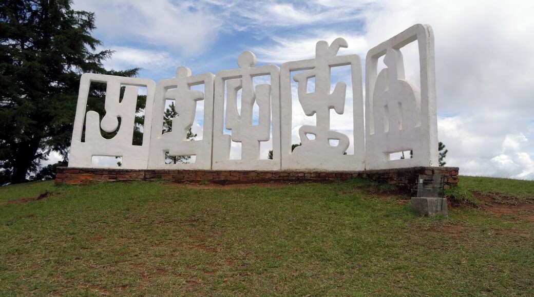 #Museum #FeliciaLeirner #CamposdoJordao #SaoPaulo #culture
Horizonte, 1982
Museu a céu aberto com mais de 80 obras da artista plástica Felícia Leirner. As obras estão divididas em 5 fases sendo cerca de metade esculturas em bronze e a outra metade esculturas em cimento branco. Lugar muito tranquilo e com um visual de tirar o fôlego. Perto da escultura Horizonte tem um mirante de onde se avista a Pedra do Baú. De quebra, dentro do espaço tem o Auditório Claudio Santoro onde acontece anualmente o festival de música de inverno.
Horizonte, 1982
Open-air museum with more than 80 works by the plastic artist Felicia Leirner. The works are divided into 5 phases being about half bronze sculptures and the other half white cement sculptures. Very quiet place with a breathtaking look. Near the sculpture Horizonte has a belvedere where you can see the Stone of the Chest. Inside the space there is the Claudio Santoro Auditorium where, every year, the Winter Music festival happens.