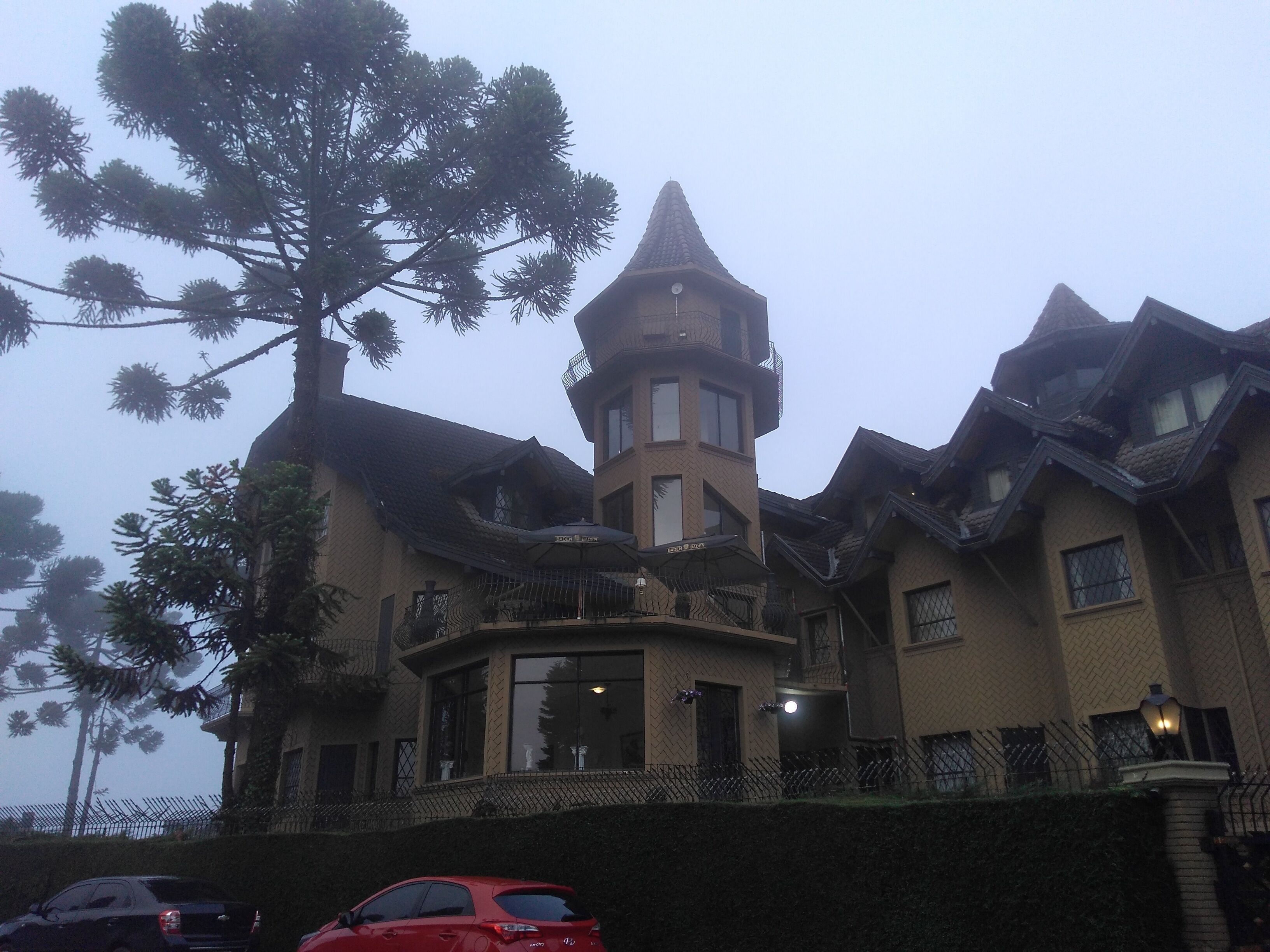 Um castelo medieval surpreendente em plena Serra da Mantiqueira. Livre acesso aos hóspedes mas é permitida visita mediante o pagamento de entrada. 