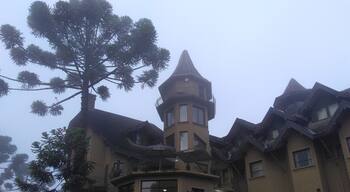 Um castelo medieval surpreendente em plena Serra da Mantiqueira. Livre acesso aos hóspedes mas é permitida visita mediante o pagamento de entrada.