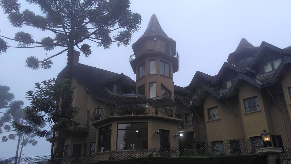 Um castelo medieval surpreendente em plena Serra da Mantiqueira. Livre acesso aos hóspedes mas é permitida visita mediante o pagamento de entrada.